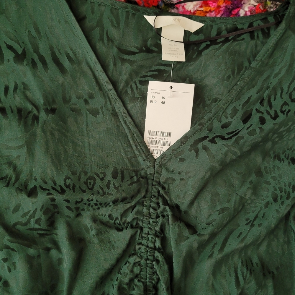 Leopard Print Ruched Top - Picture 2 of 2